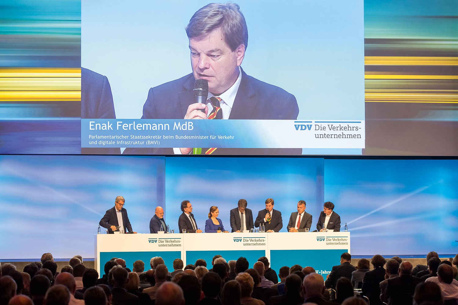 Podium: Tobias Heinemann (Transdev), Winfried Hermann, Heribert Prantl, Moderatorin Ilka Groenewold, VDV-Hauptgeschäftsführer Oliver Wolff, Enak Ferlemann, Werner Gatzer, Alexander Pischon (VDV-Landesgruppe Baden Württemberg) (v. l. n. r.) 